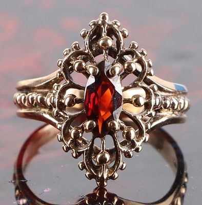 OVAL GARNET FILIGREE 10K YELLOW GOLD LADIES RING. Oval garnet filigree 10K yellow gold ladies 