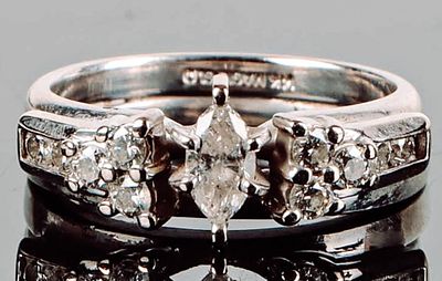 14K WHITE GOLD NATURAL DIAMOND LADIES RING. 14K white gold natural diamond ladies ring. 