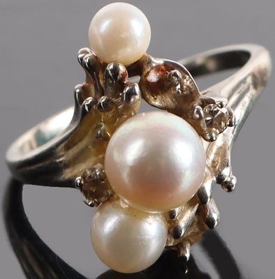 14.1CTW 14K WHITE GOLD RING W/ DIAMONDS AND PEARLS. 14.1ctw 14k white gold ring in a vegetative 
