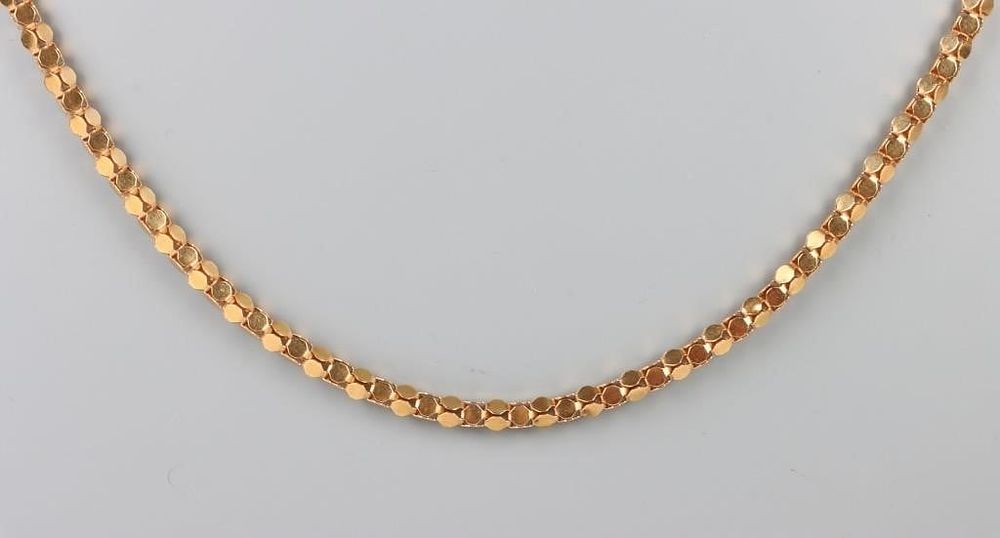 Lot 211181: 18K YELLOW GOLD CIRLE HOLLOW CUBE CHAIN NECKLACE