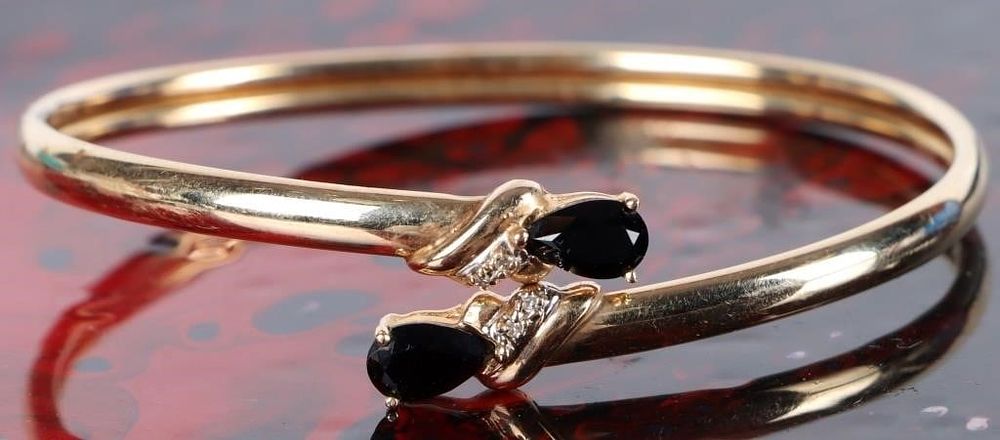 Lot 211282: 10K YELLOW GOLD ONYX & DIAMOND BANGLE BRACELET