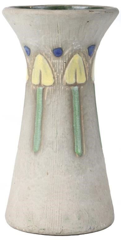 Lot 211394: VINTAGE ROSEVILLE POTTERY MOSTIQUE VASE 8"