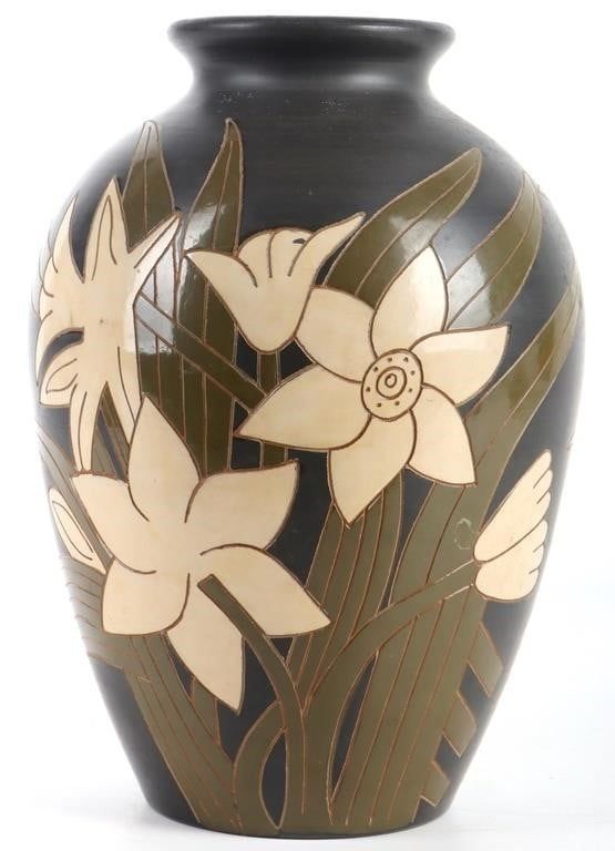 Lot 211396: SIGNED TEN THOUSAND VILLAGES WHITE LILIES  VASE