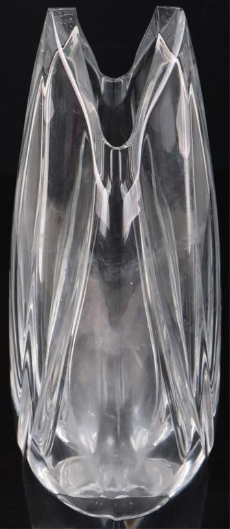 Lot 211405: BACCARAT 7" LILY SHAPED CRYSTAL BUD VASE SIGNED