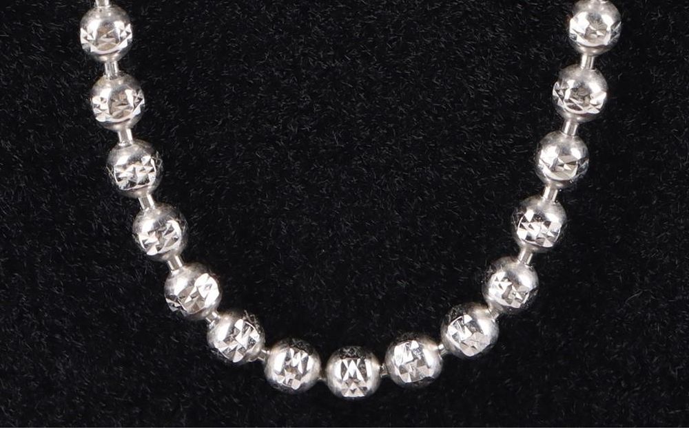 Lot 212165: 18" 14K WHITE GOLD ETCHED BEADED NECKLACE