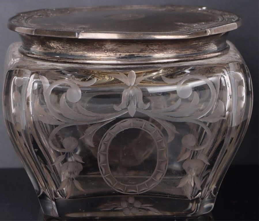 Lot 212267: BEAUTIFUL GORHAM STERLING SILVER POWDER JAR