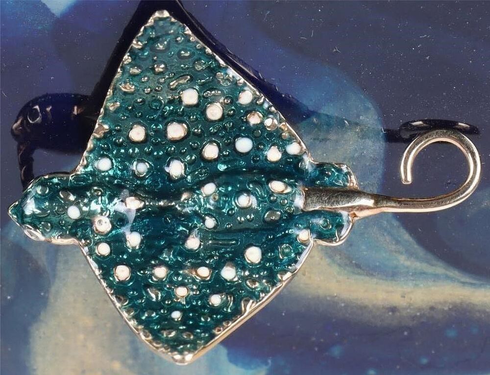 Lot 212303: 14K YELLOW GOLD ENAMELED STINGRAY PENDANT