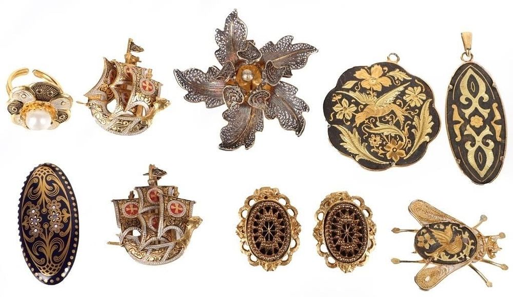 Lot 212318: ORNATE EUROPEAN STYLE GOLD TONED JEWELRY - (10)