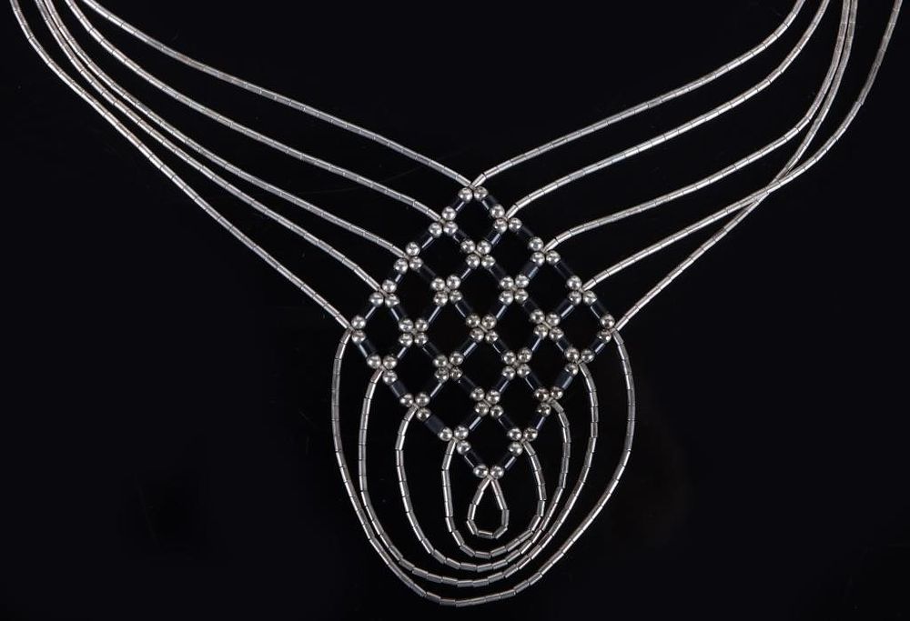 Lot 213210: STERLING SILVER LADIES NECKLACE LOOPING DESIGN