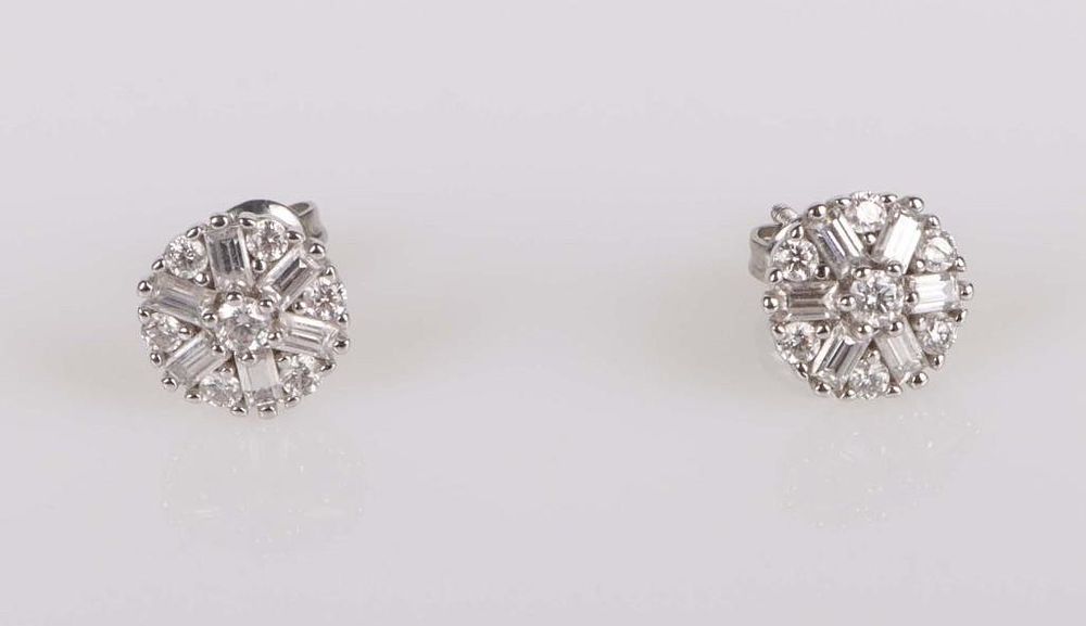 Lot 213345: 10K WHITE GOLD CLUSTER DIAMOND STUD EARRINGS