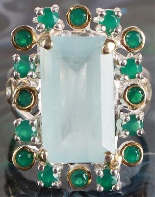 18CT AQUAMARINE & EMERALD STERLING SILVER RING. 18ct aquamarine and emerald sterling silver 