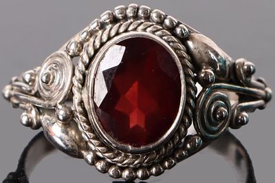 2.0CT ORNATE GARNET STERLING SILVER LADIES RING. 2.0CT ornate garnet sterling silver ladies 
