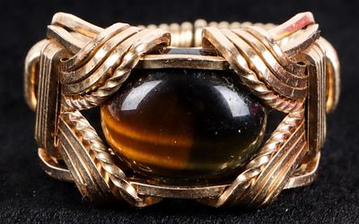 9K YELLOW GOLD CABOCHON TIGER'S EYE MEN'S RING. 9K yellow gold cabochon tiger's eye men's ring. 