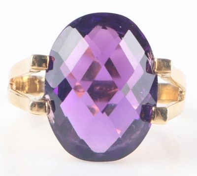 12CT AMETHYST LADIES COCKTAIL RING IN 18K GOLD. 12CT oval amethyst ladies cocktail ring set in 