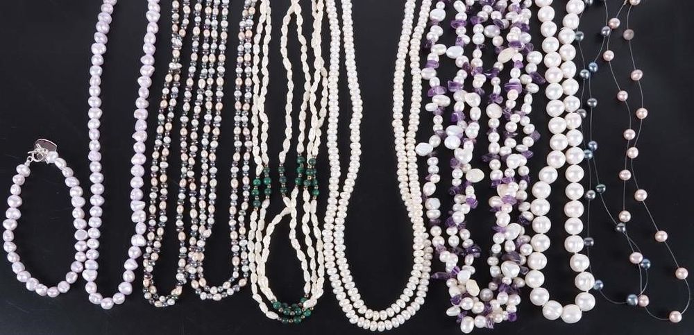 Lot 214185: LADIES PEARL NECKLACES MEGA-LOT BAROQUE TAHITIAN
