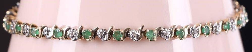 Lot 214293: 14K EMERALD & DIAMOND LADIES TENNIS BRACELET