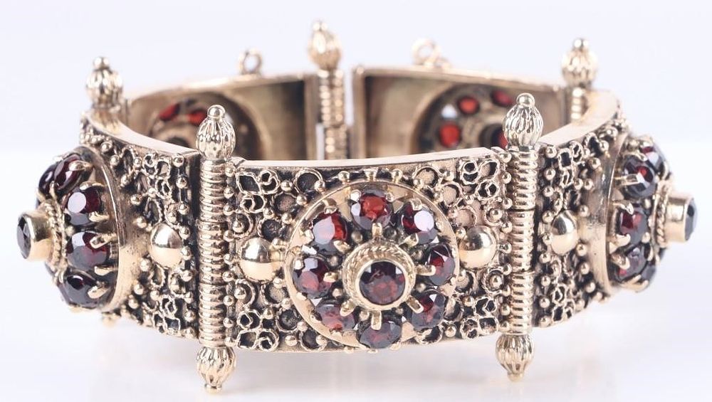 Lot 214294: GARNET 14KT GOLD PANEL BRACELET
