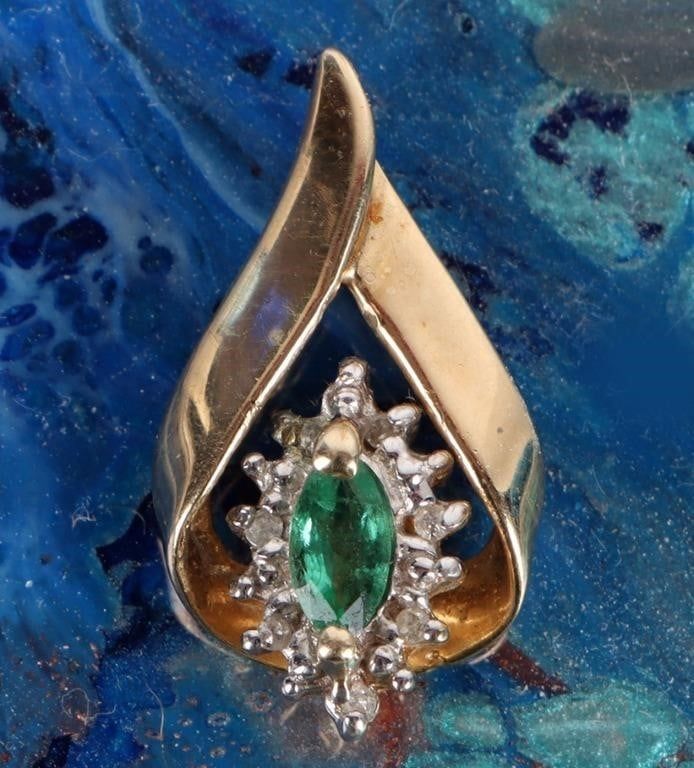 Lot 215180: 10K YELLOW GOLD EMERALD DIAMOND LADIES PENDANT