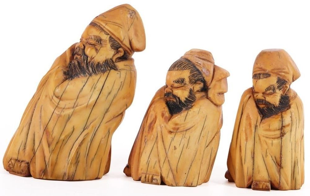 Lot 215225: CARVED NETSUKE JAPANESE WOODEN CARVED FIGURES
