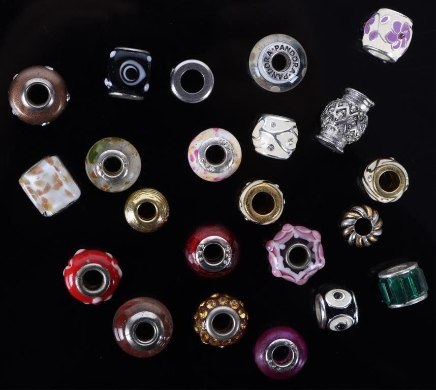 Lot 215239: VARIOUS GLASS BEAD BRACELET CHARMS (22)