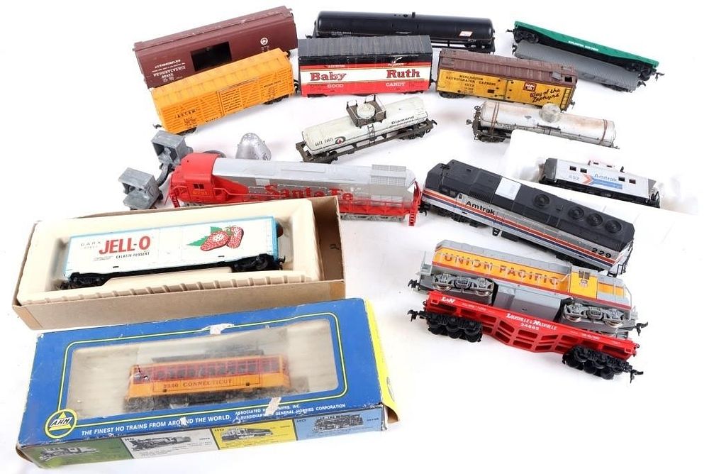 Lot 215357: ANTIQUE AND VINTAGE HO SCALE TRAINS  LOT OF 17