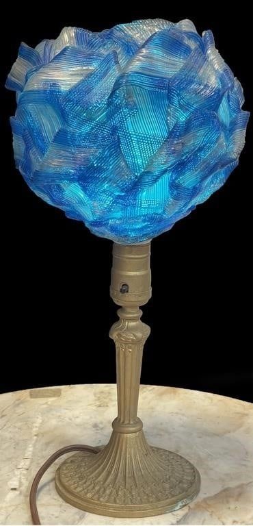Lot 215410: VINTAGE RIBBON SPAGHETTI LUCITE BLUE TABLE LAMP