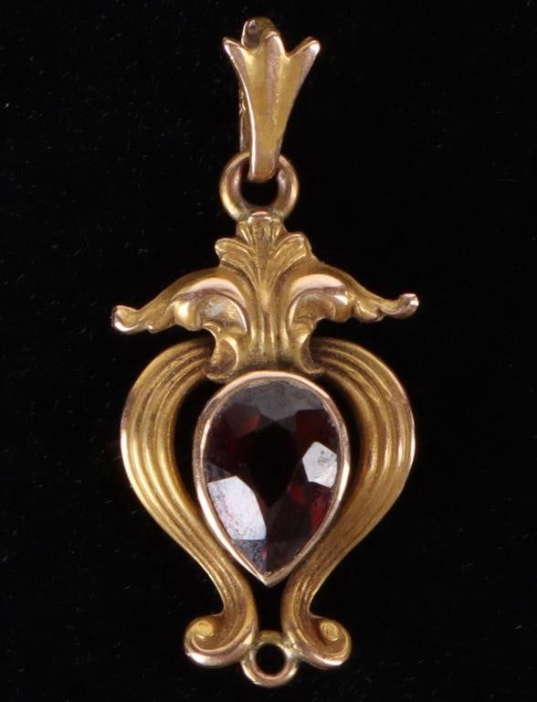 Lot 216186: VINTAGE 18K YELLOW GOLD 0.40CT. GARNET PENDANT