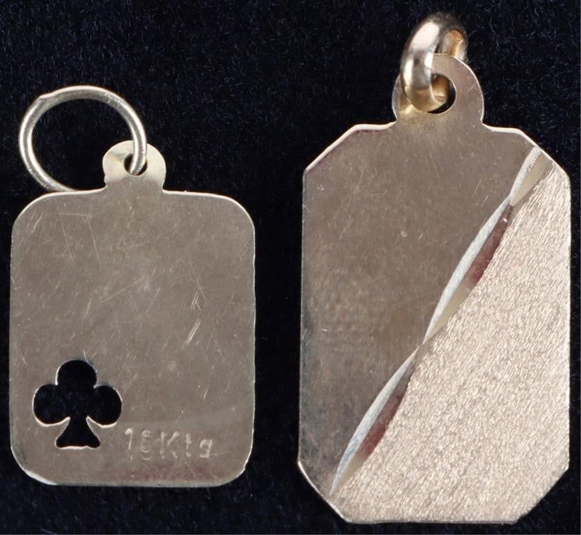 Lot 216190: 18K YELLOW GOLD LADIES PENDANTS CARD & TABLET (2)