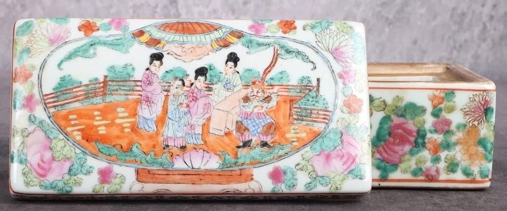 Lot 216217: ANTIQUE HAND-PAINTED LARGE CHINESE PORCELAIN BOX