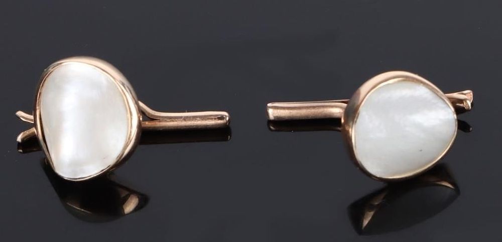 Lot 216315: 14K YELLOW GOLD MOP PAIR OF MEN'S CUFFLINKS