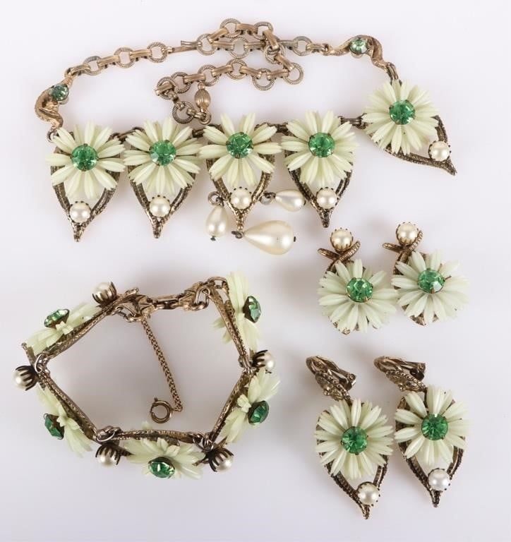 Lot 216332: ANTIQUE FLORAL GREEN RHINESTONE MATCHING SET