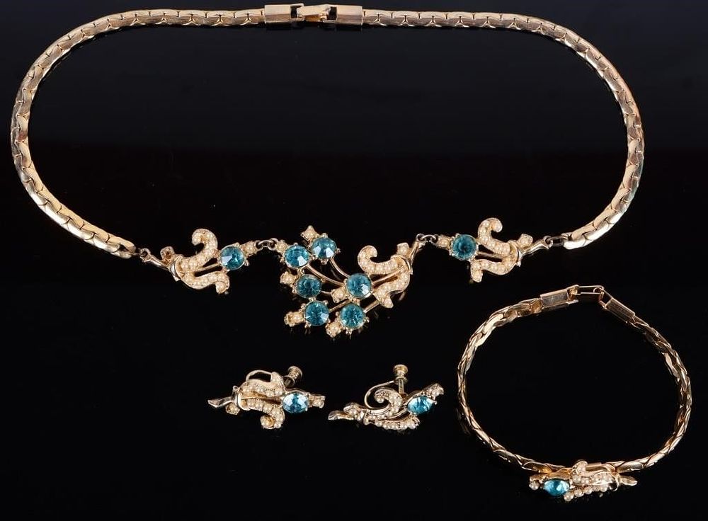 Lot 216333: GOLD-TONE VINTAGE RHINESTONE PEARL JEWELRY SET