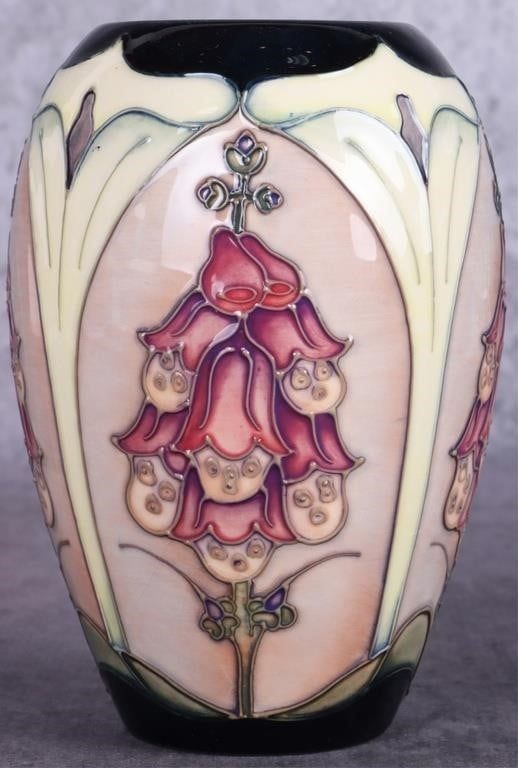 Lot 216425: MOORCROFT POTTERY FOXGLOVE ENGLAND VASE