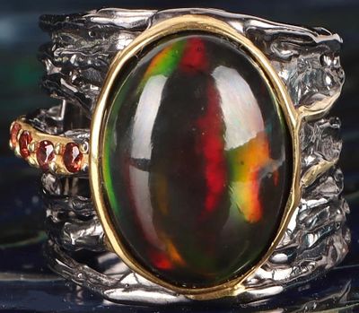 7CT BLACK OPAL STERLING SILVER LADIES RING. Sterling silver Brutalist-style ladies ring with a 