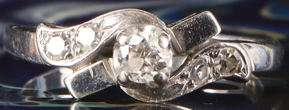 Lot 218144: 14K WHITE GOLD ABSTRACT LADIES RING W/ 5 DIAMONDS
