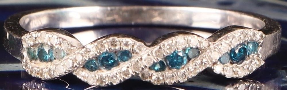 Lot 218183: 10K WHITE GOLD BLUE AND WHITE DIAMOND LADIES RING