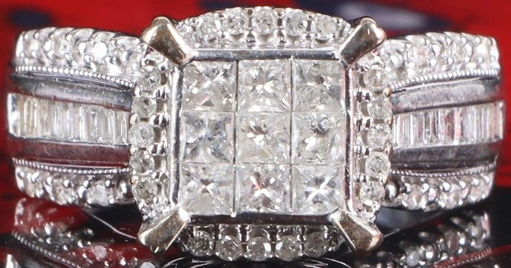 Lot 218184: 10K WHITE GOLD NATURAL DIAMOND LADIES RING