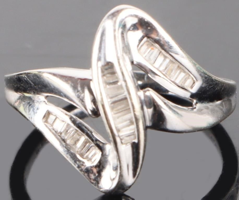 Lot 218185: 10K WHITE GOLD LADIES ABSTRACT RING W/ 18 DIAMONDS