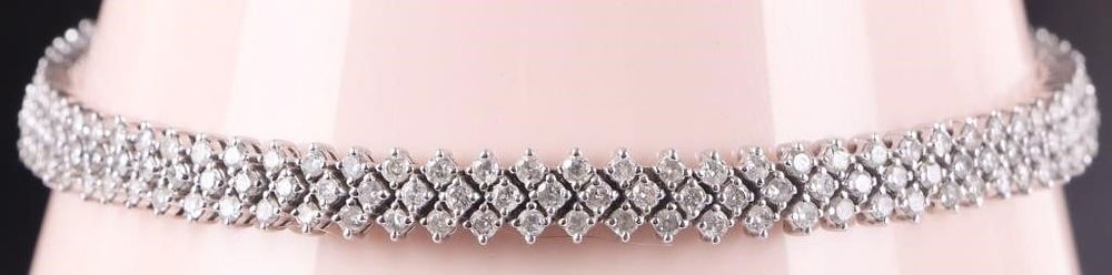 Lot 218211: 10K WHITE GOLD DIAMOND LADIES BRACELET