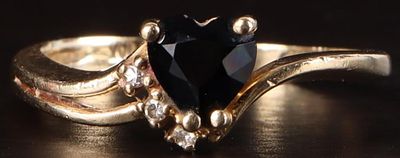 10K YELLOW GOLD RING W/ DIAMONDS & OBSIDIAN. 10k yellow gold ring with a heart-cut obsidian 