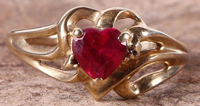 10K YELLOW GOLD LADIES RING W/ RUBY & DIAMOND. 10k yellow gold ladies ring molded in an abstract 