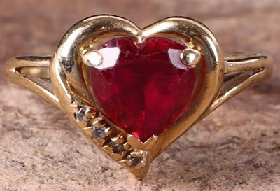 10K YELLOW GOLD LADIES RING W/ DIAMONDS & RUBY. 10k yellow gold ladies heart ring with a 