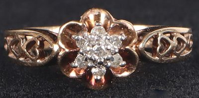 10K YELLOW GOLD VINTAGE STYLE FLORAL CLUSTER RING. 10K yellow gold vintage style floral cluster 