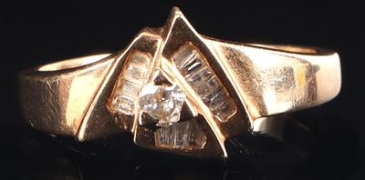 DIAMONDS 10K YELLOW GOLD LADIES RING ABSTRACT. 10k yellow gold abstract-style ladies ring with a 