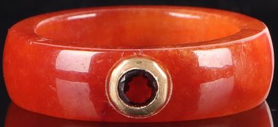 10K GOLD CARNELIAN RING WITH GARNET CENTER STONE. 10k gold carnelian ring with a .15ct center 