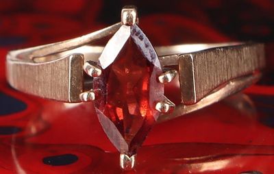 10K YELLOW GOLD LADIES RING W/ GARNET GEMSTONE. 10k yellow gold ladies ring with a 0.5ct 