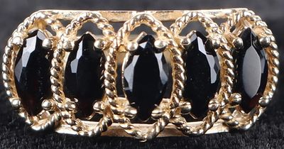 10K YELLOW GOLD BLACK ONYX 5 STONE LADIES RING. 10K yellow gold black onyx 5 stone ladies ring. 