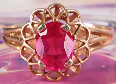 10K YELLOW GOLD LADIES RING W/ PINK SAPPHIRE GEM. 10k yellow gold ladies ring with a 0.75 