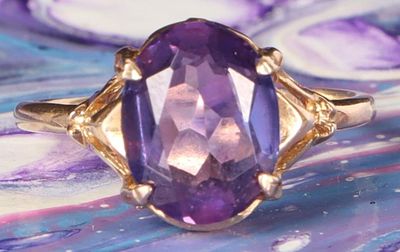 10K GOLD 1.5CT OVAL PURPLE SAPPHIRE LADIES RING. Beautiful 1.5CT oval purple sapphire solitaire 