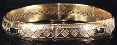 14K YELLOW GOLD ORNATE DESIGN LADIES BANGLE. 14K yellow gold ornate design ladies bangle. Stone 